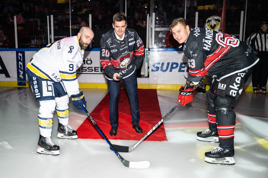 Henrik Hetta släpper pucken framför HV71s Taylor Matson