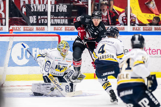 Malmö Redhawks Lance Bouma oroar vid HV71s målvakt Joni