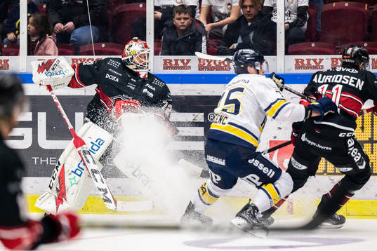 Malmö Redhawks målvakt Daniel Marmenlind mot HV71s Radan