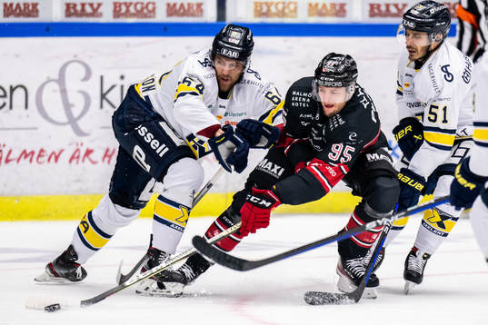 Malmö Redhawks Carl Persson oroar mot HV71s Eric