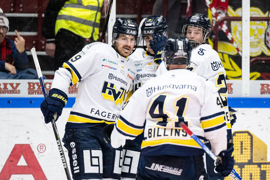 HV71s Mikkel Bödker jublar med lagkamrater