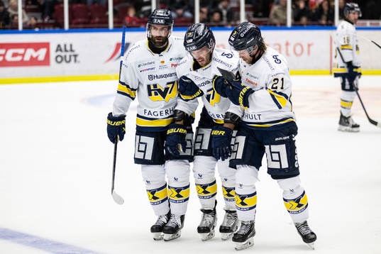 HV71s Niklas Hjalmarsson lämnar isen