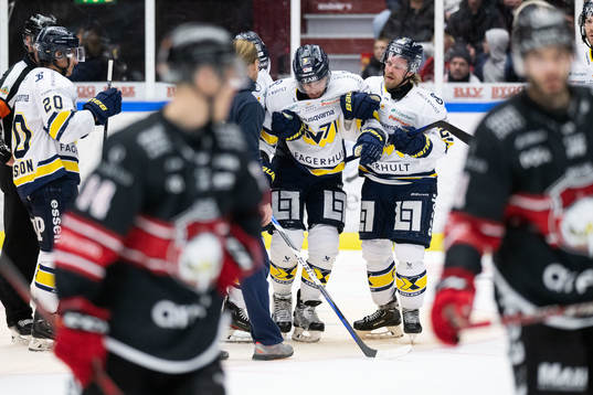 HV71s Niklas Hjalmarsson har ont och lämnar isen