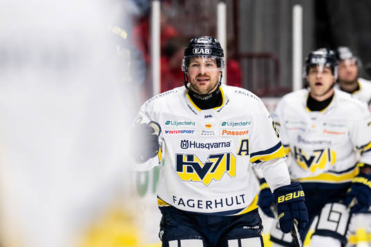 HV71s Mikkel Bödker jublar