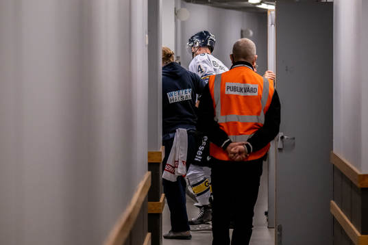 HV71s Niklas Hjalmarsson utgår skadad
