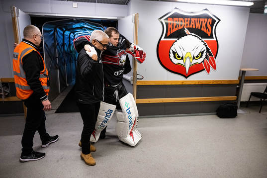 Malmö Redhawks målvakt Daniel Marmenlind lämnar isen