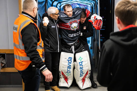Malmö Redhawks målvakt Daniel Marmenlind lämnar isen