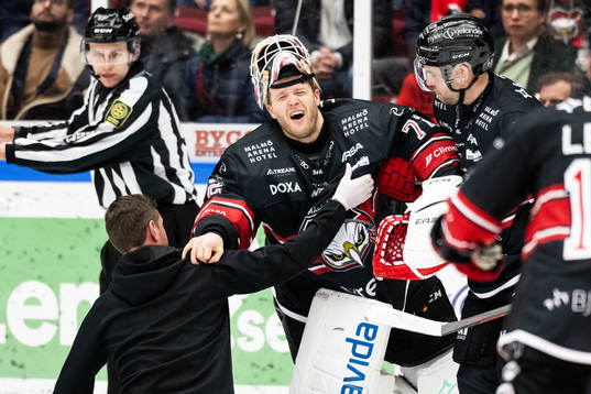 Malmö Redhawks målvakt Daniel Marmenlind har ont