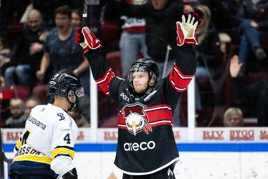 Malmö Redhawks Carl Söderberg jublar