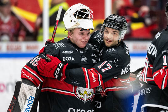 Malmö Redhawks målvakt Oskar Blomgren jublar med Pathrik