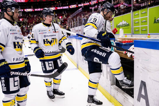HV71s Emil Andrae och Mikkel Bödker deppar