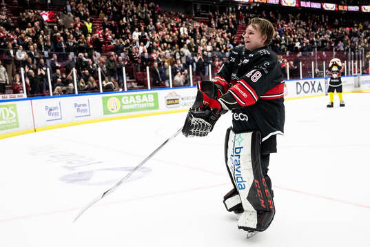 Malmö Redhawks målvakt Oskar Blomgren jublar