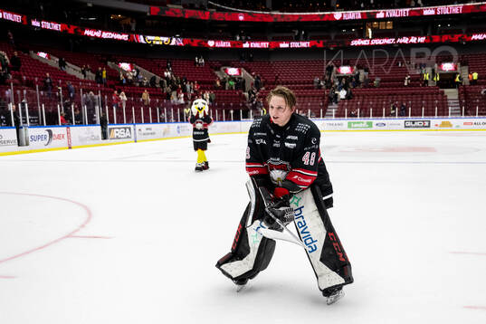 Malmö Redhawks målvakt Oskar Blomgren jublar
