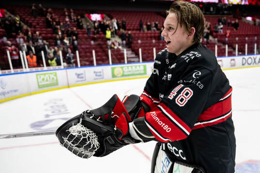 Malmö Redhawks målvakt Oskar Blomgren jublar