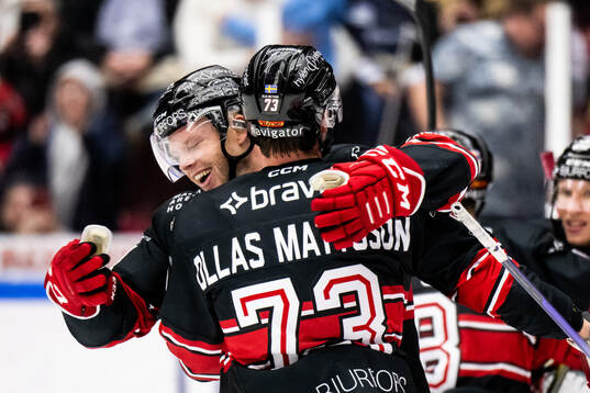 Malmö Redhawks Carl Söderberg jublar med Adam Ollas