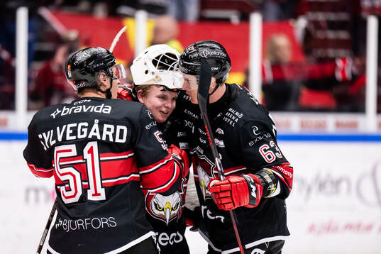 Malmö Redhawks målvakt Oskar Blomgren jublar med Emil