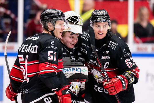 Malmö Redhawks målvakt Oskar Blomgren jublar med Emil