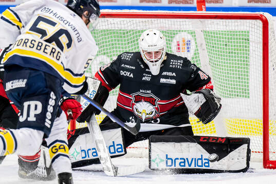Malmö Redhawks målvakt Oskar Blomgren mot HV71s Fredrik