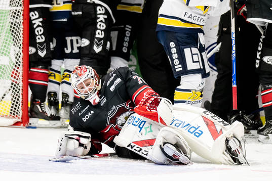 Malmö Redhawks målvakt Daniel Marmenlind skadar sig och