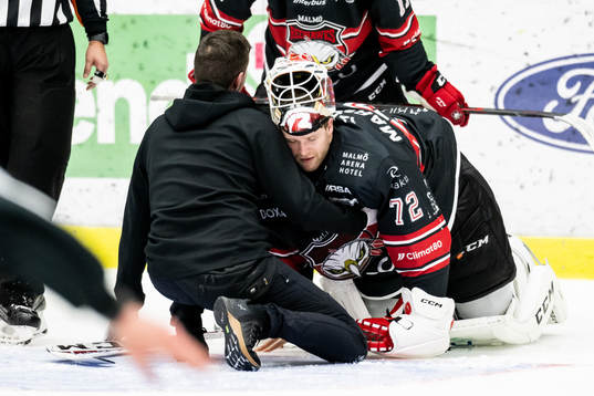 Malmö Redhawks målvakt Daniel Marmenlind skadar sig och