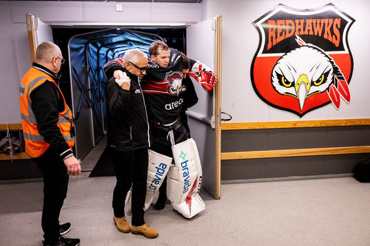 Malmö Redhawks målvakt Daniel Marmenlind utgår skadad