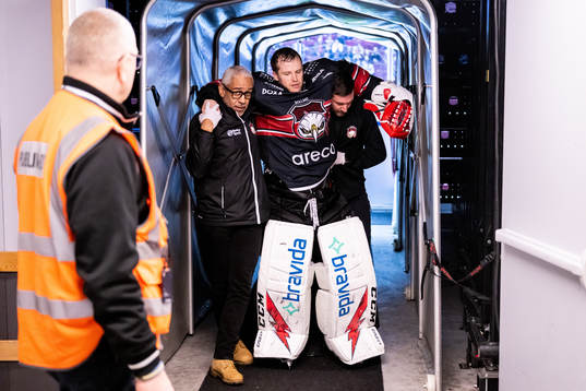 Malmö Redhawks målvakt Daniel Marmenlind utgår skadad