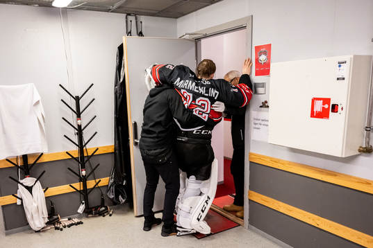Malmö Redhawks målvakt Daniel Marmenlind utgår skadad