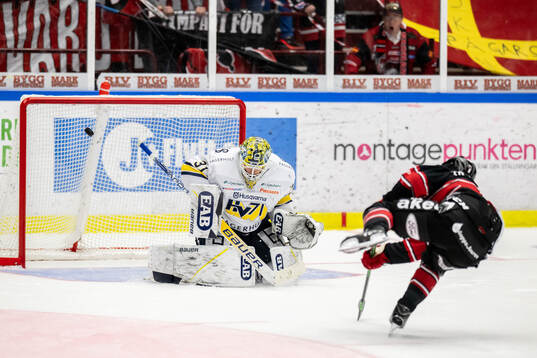 Malmö Redhawks Johan Olofsson gör 1-1 målet bakom HV71s