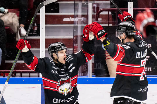 Malmö Redhawks Johan Olofsson jublar med Adam Ollas