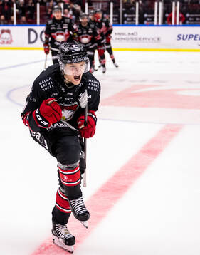 Malmö Redhawks Johan Olofsson jublar