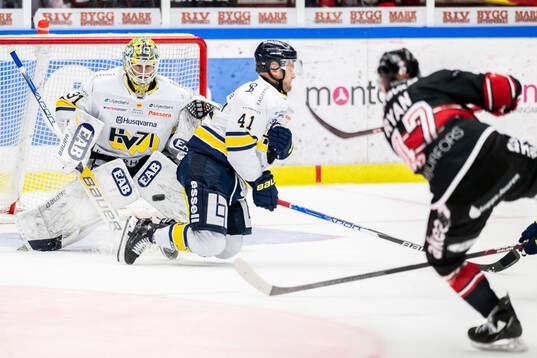 HV71s målvakt Joni Ortio och Chad Billins
