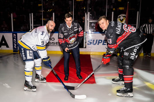 Henrik Hetta hyllas och gör ett nedsläpp med HV71s Taylor