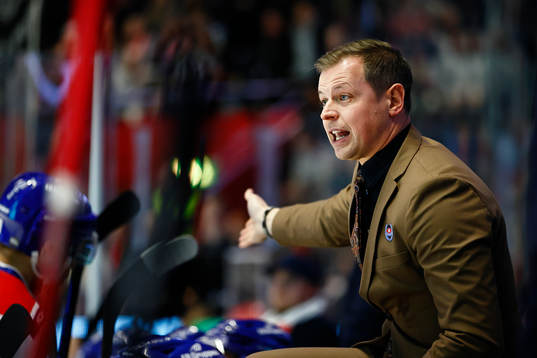 Oskarshamns tränare Martin Filander reagerar