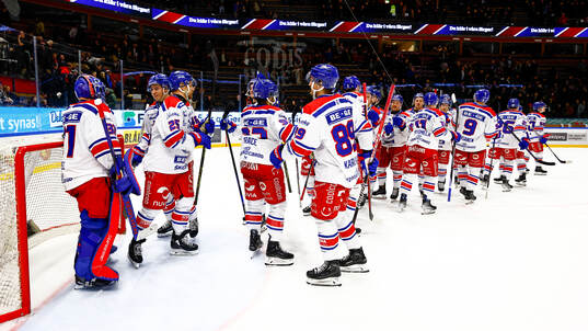Oskarshamns spelare jublar och tackar målvakt Tim Juel