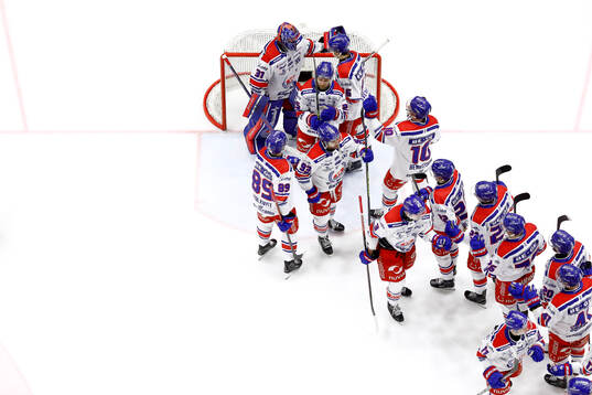 Oskarshamns spelare jublar och tackar målvakt Tim Juel