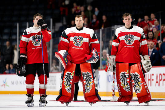 Stefan Klassek, goaltender Thomas Pfarrmaier and goaltender