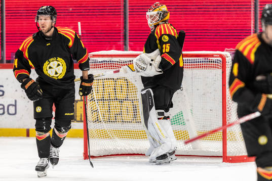 Brynäs Jacob Blomqvist och målvakt Tomi Karhunen deppar