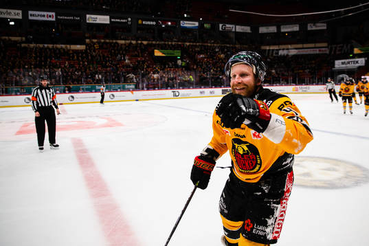 Luleås Leo Komarov jublar
