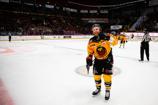 Luleås Leo Komarov jublar