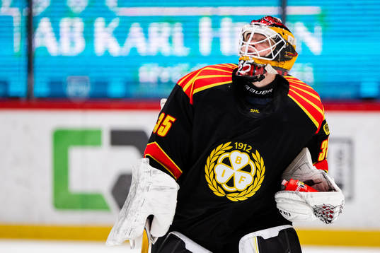 Brynäs målvakt Tomi Karhunen blir utbytt