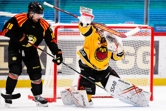 Brynäs Johan Larsson och Luleås målvakt Joel Lassinantti