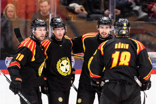 Brynäs Samuel Johannesson jublar med lagkamrater