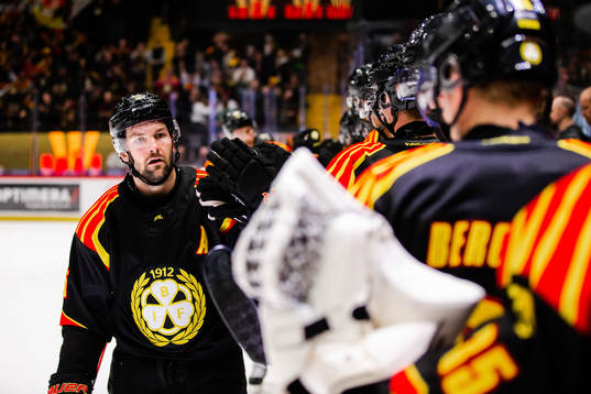 Brynäs Simon Bertilsson jublar