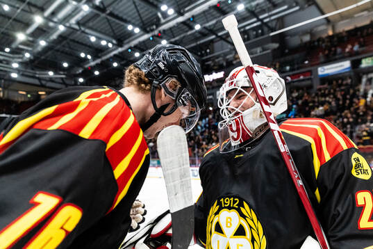 Brynäs Oskar Kvist och målvakt Oliver Håkansson jublar