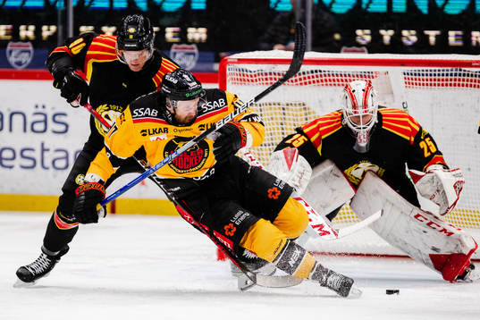 Brynäs David Sklenicka och målvakt Oliver Håkansson mot