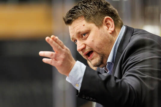 Modos tränare Mattias Karlin