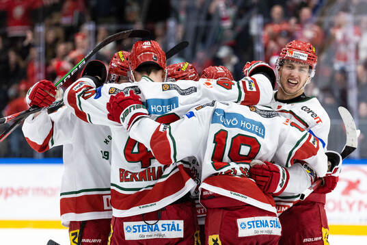 Modos Mikkel Aagaard jublar med lagkamrater