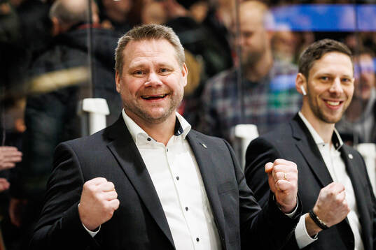 Östersunds tränare Kjell-Åke Andersson jublar