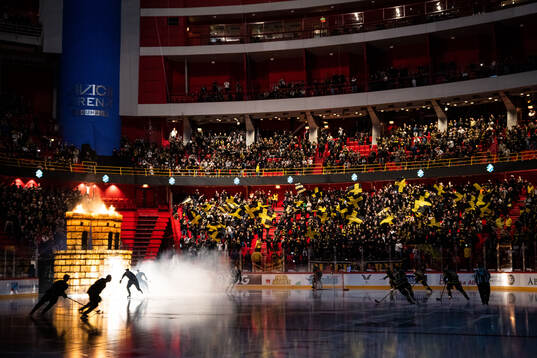 AIKs spelare gör entré framför supportrarnas tifo