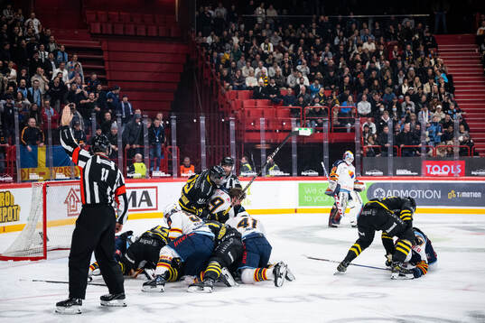 AIKs och Djurgårdens spelare i slagsmål